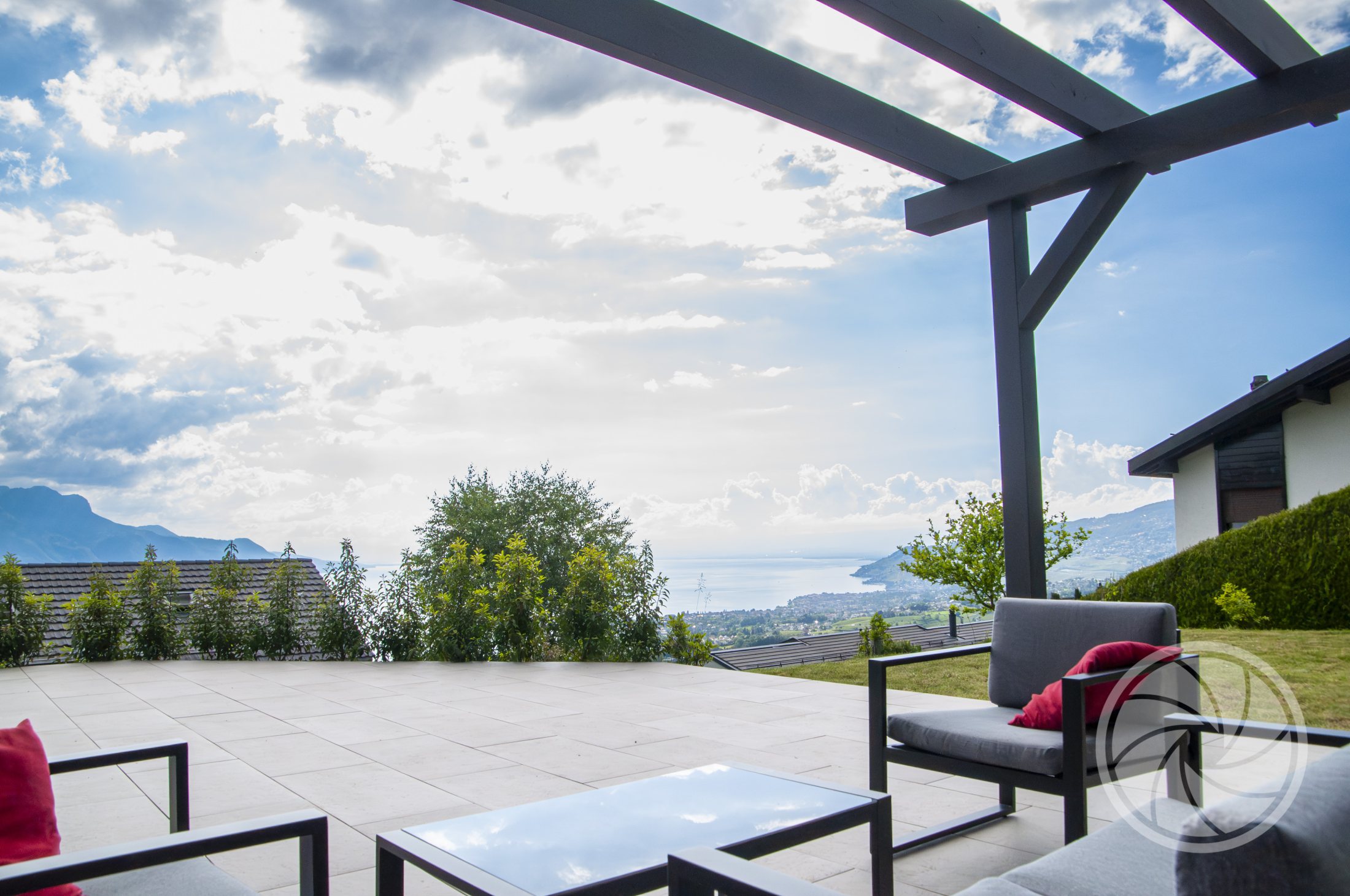 Terrasse panoramique de la Villa Chernex photographiée par IMMOTake